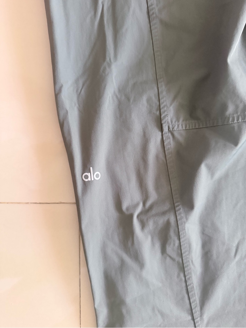 ALO Yoga Men's and Women Gray Cargo Pants with Ankle Zippers - Picture 11 of 12